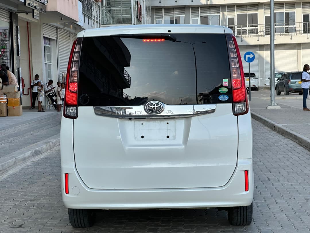 Toyota noah thumbnail 7